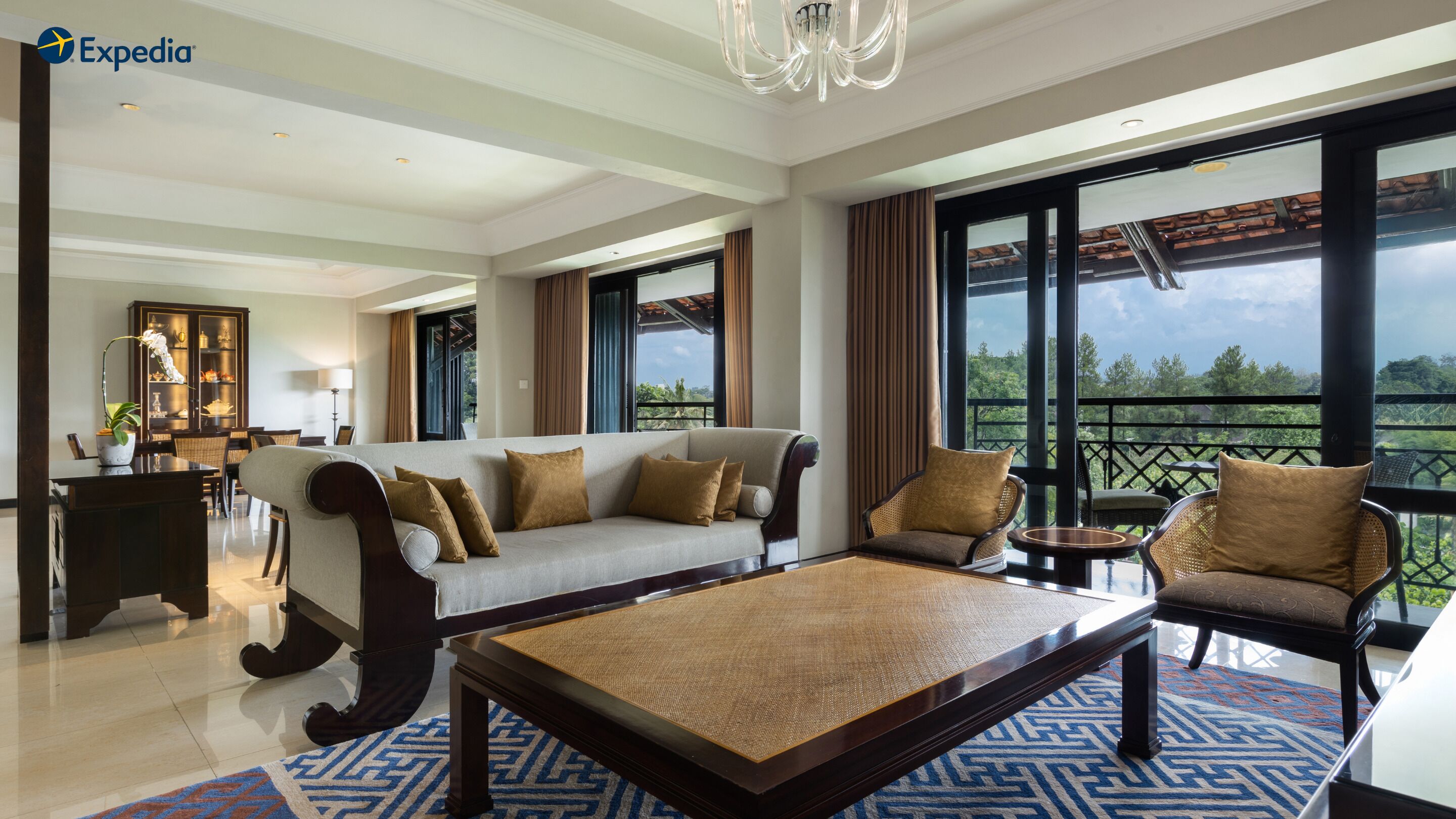 Royal Room, 2 Bedrooms, Balcony, Mountain View | Living area