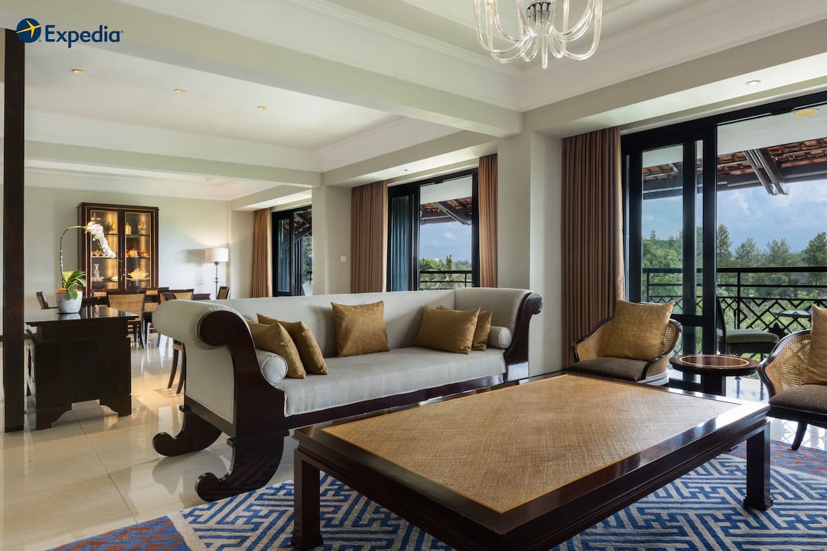 Habitación Royal, 2 habitaciones, balcón, vista a la montaña | Área de sala de estar