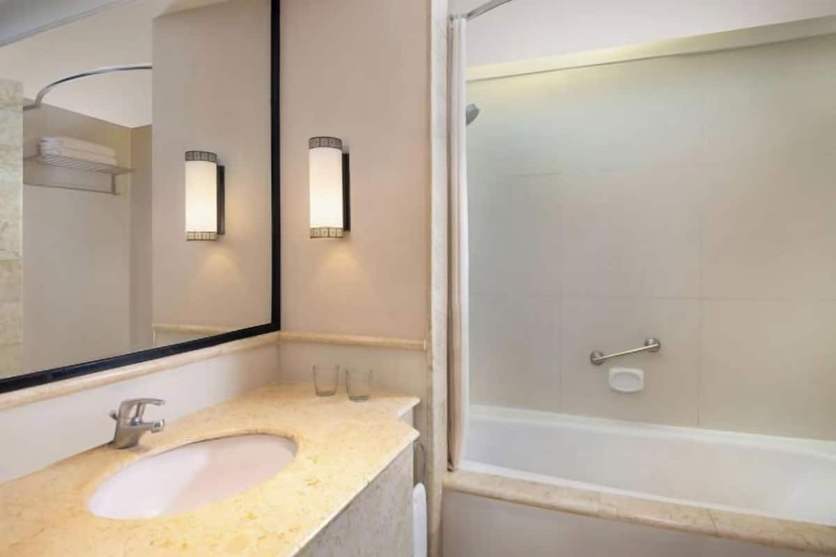 Baño | Regadera tipo lluvia, secadora de cabello, batas, pantuflas