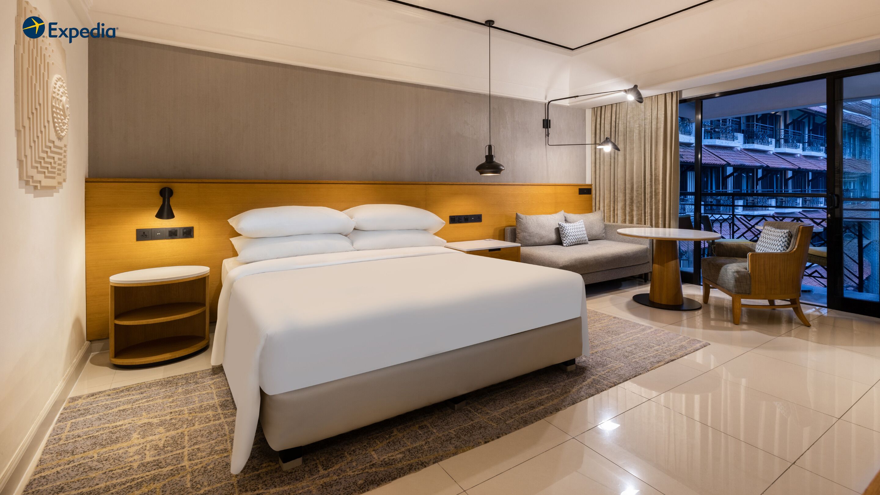 Grand Room, 1 King Bed, Balcony, Garden View | Premium bedding, minibar, in-room safe, desk