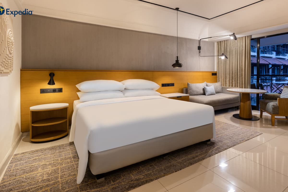 Grand Room, 1 King Bed, Balcony, Garden View | Premium bedding, minibar, in-room safe, desk