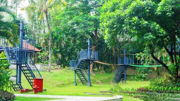 Área de juegos infantiles al aire libre