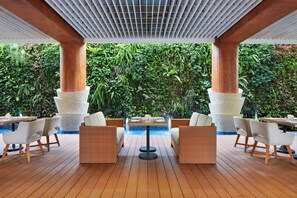 Breakfast, lunch and dinner served - Courtyard by Marriott Bandung Dago (Bandung)