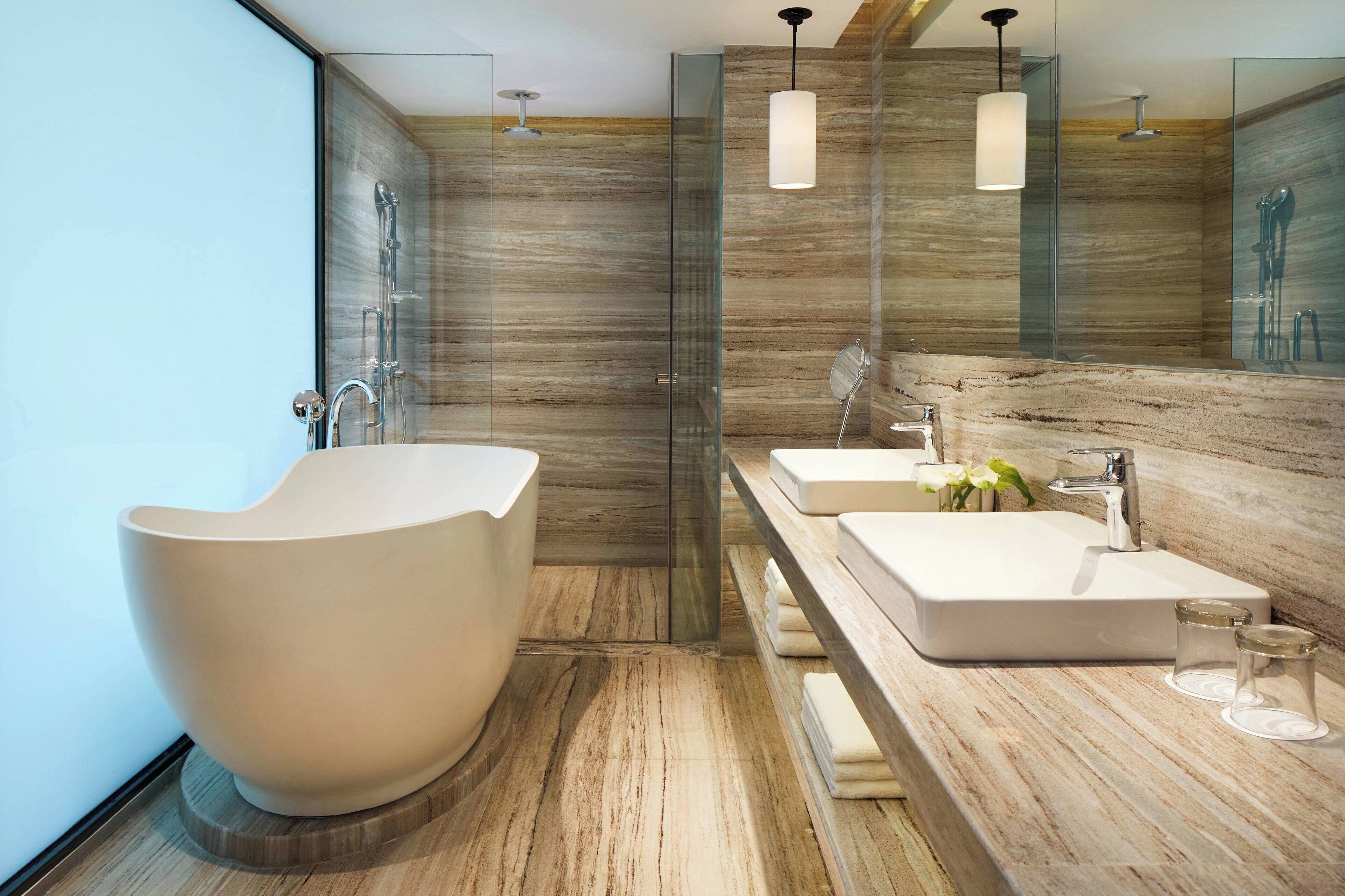 signature suite, 1 bedroom, city view | bathroom | free toiletries, hair dryer, bathrobes, slippers