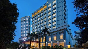 A hotel with a modern design, featuring multiple floors and a prominent entrance with a covered area. - Courtyard by Marriott Bandung Dago (Bandung)