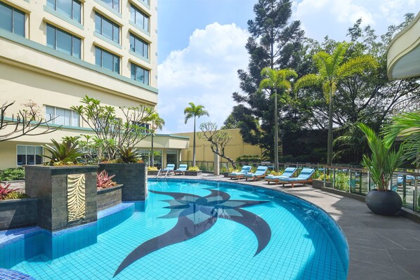 Una piscina al aire libre