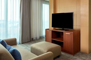 Suite, 1 habitación, para fumadores, vista a la ciudad | Caja de seguridad en la habitación y escritorio 