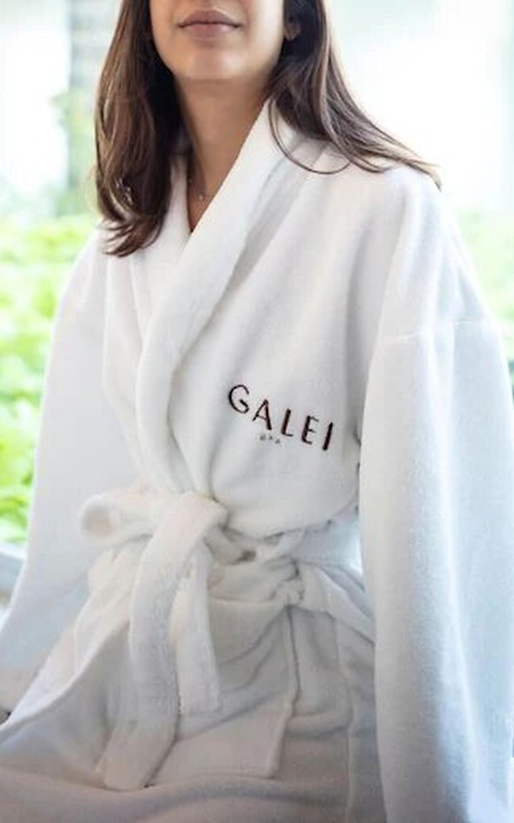 Una persona vestida con una bata blanca que tiene la palabra "GALEI" escrita en ella.