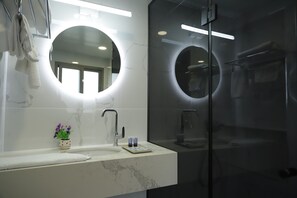Premium-Doppelzimmer | Badezimmer | Kostenlose Toilettenartikel, Handtücher