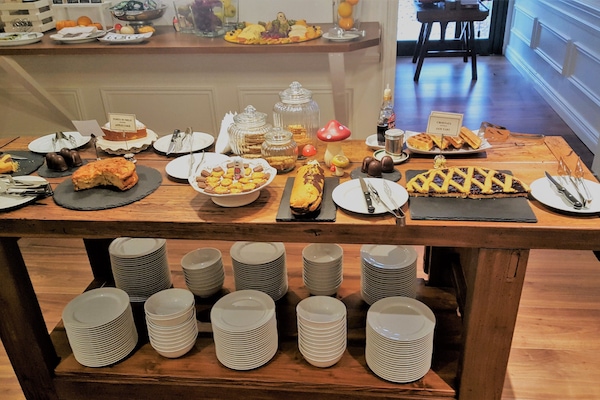 Daily buffet breakfast for a fee