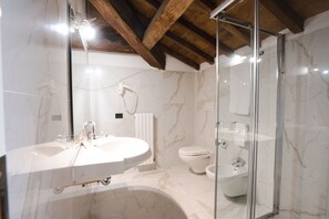 Free toiletries, hair dryer, slippers, bidet - Rechigi Park Hotel (Modena)