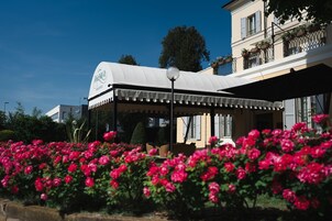 A building with a white awning and a sign that reads "RECHT".
