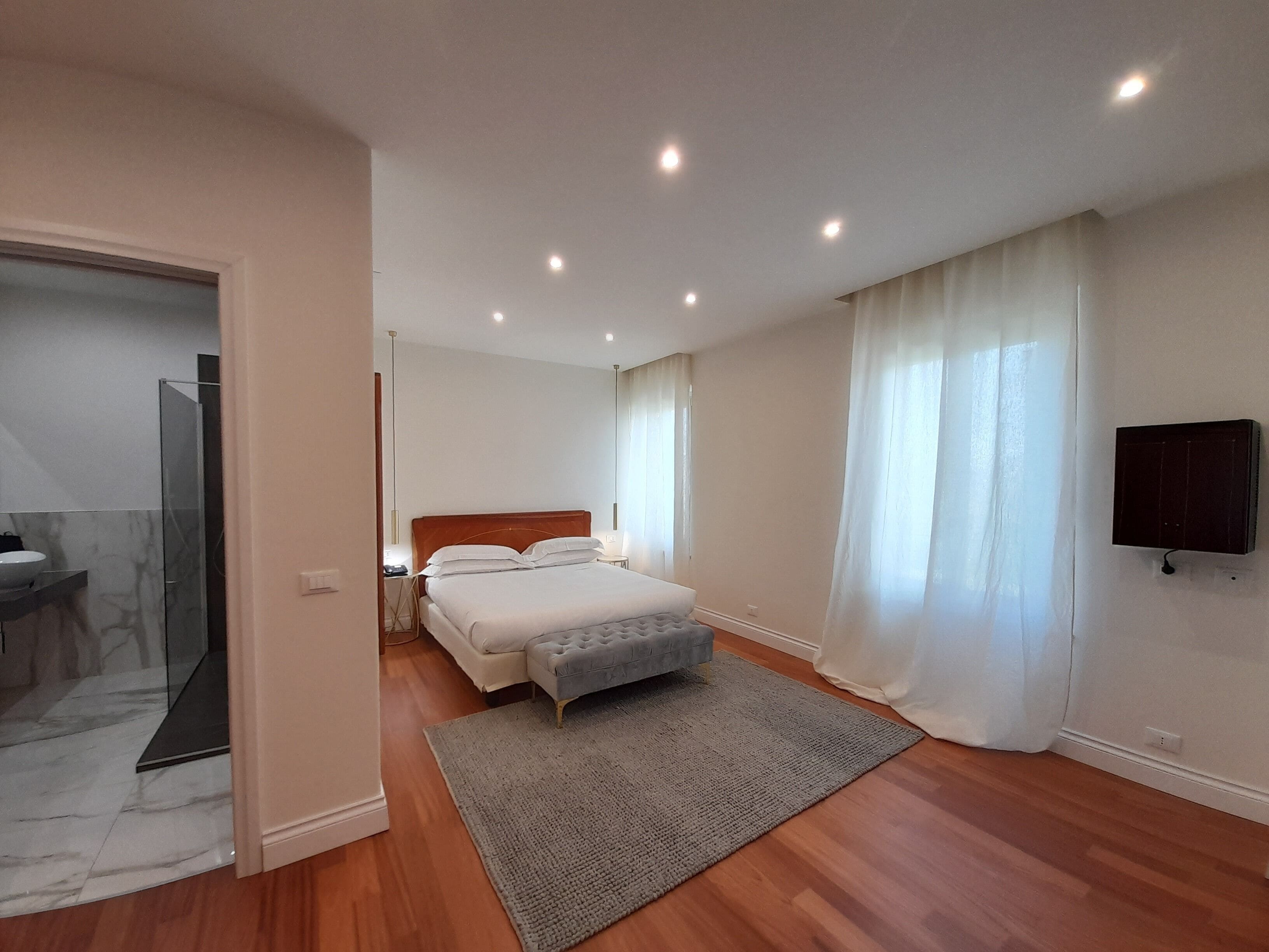 أغطية فراش متميزة وألحفة محشوة بالريش ومكتب ومساحة عمل للكمبيوتر المحمول