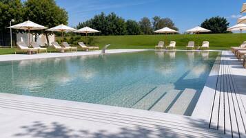 Piscine extérieure (ouverte en saison), chaises longues