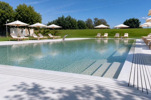Piscina stagionale all'aperto, lettini