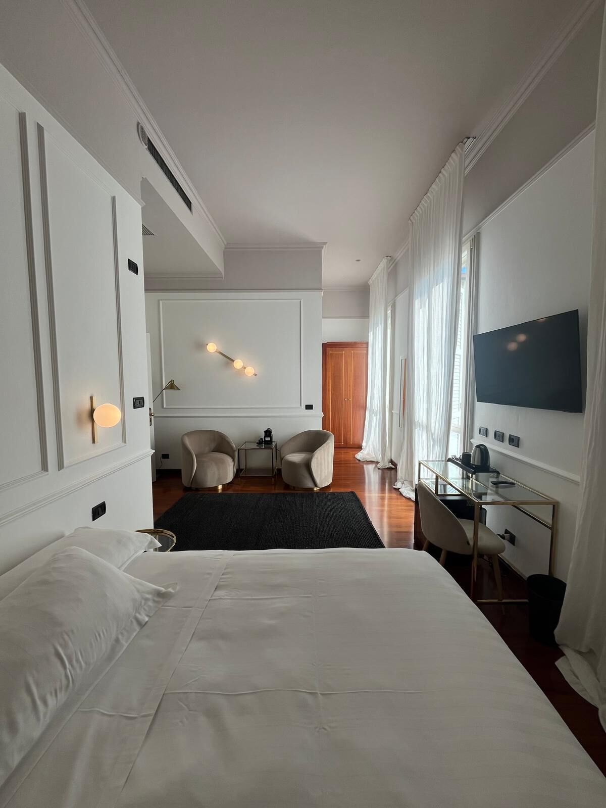 أغطية فراش متميزة وألحفة محشوة بالريش ومكتب ومساحة عمل للكمبيوتر المحمول