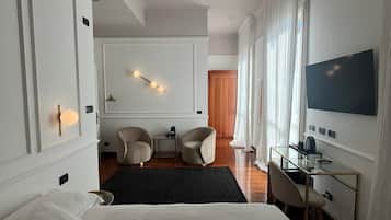 Junior-Suite | Hochwertige Bettwaren, Daunenbettdecken, Schreibtisch