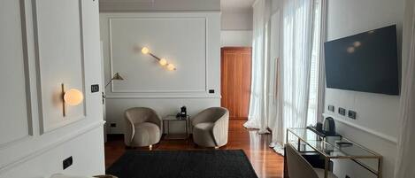 Junior-sviitti | Ylelliset vuodevaatteet, untuvapeitot, työpöytä