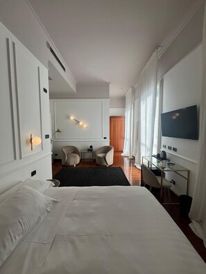 Suíte júnior | Roupas de cama premium, edredons de pluma, escrivaninha