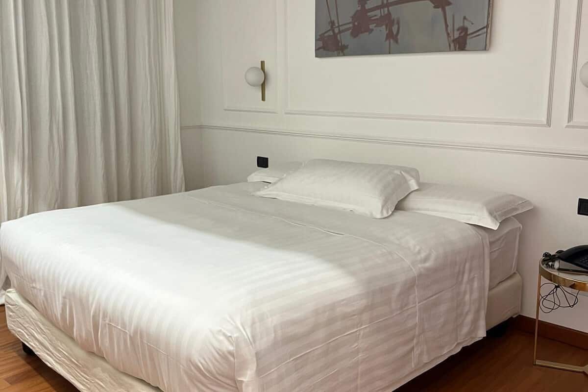 أغطية فراش متميزة وألحفة محشوة بالريش ومكتب ومساحة عمل للكمبيوتر المحمول