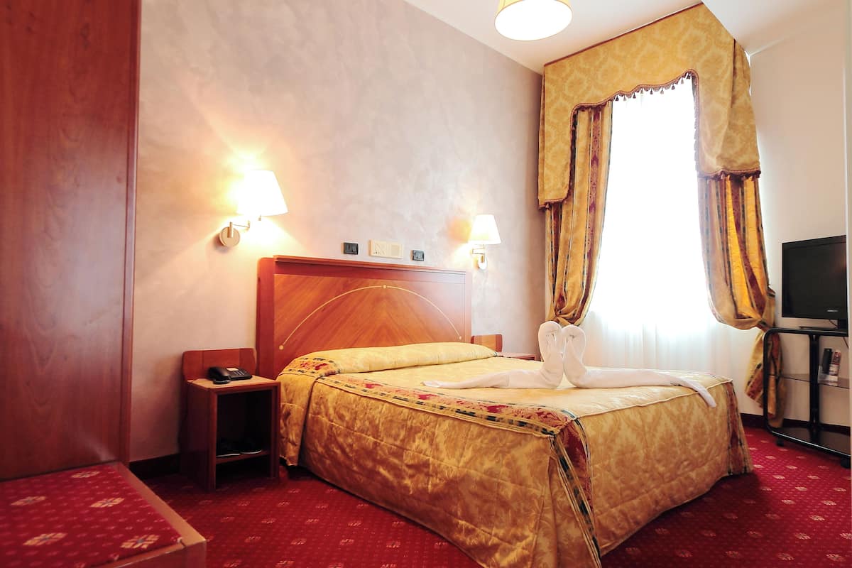 Suite | Premium bedding, down duvets, in-room safe, desk