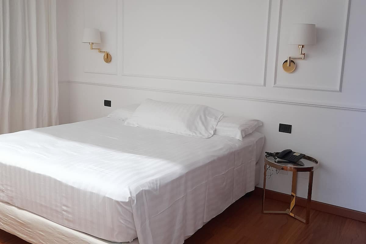 Suite | Sengetøy av topp kvalitet, dundyner og skrivebord