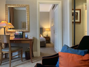 Suite junior, accesible para personas con discapacidad | 1 dormitorio, ropa de cama de alta calidad, minibar y caja fuerte