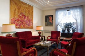 Área de estar no saguão