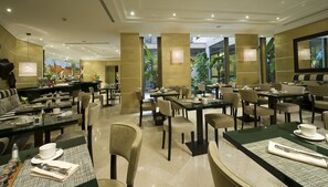 Café da manhã com buffet todos os dias (EUR 18.00 por pessoa) 