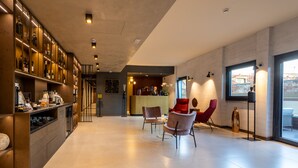 Ein modernes Interieur mit Barbereich, Sitzgelegenheiten und einem großen Fenster.