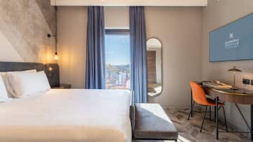 Deluxe kamer, balkon, uitzicht op de stad | 1 slaapkamer, donsdekens, een gratis minibar, een kluis op de kamer