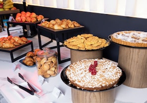 Tägliches Frühstücksbuffet (10 EUR pro Person)