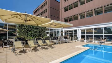 Ulkouima-allas avoinna 14.00–18.30, aurinkotuoleja