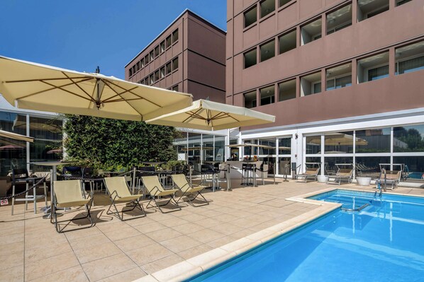 Outdoor pool, open 2:00 PM to 6:30 PM, pool loungers - Best Western Plus Hotel Farnese (Parma)