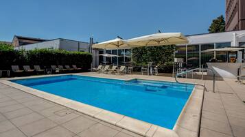 Ulkouima-allas avoinna 14.00–18.30, aurinkotuoleja