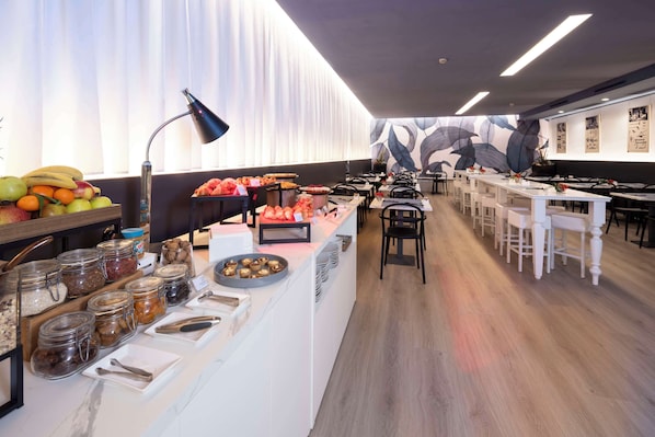 Café da manhã com buffet todos os dias (EUR 10 por pessoa)