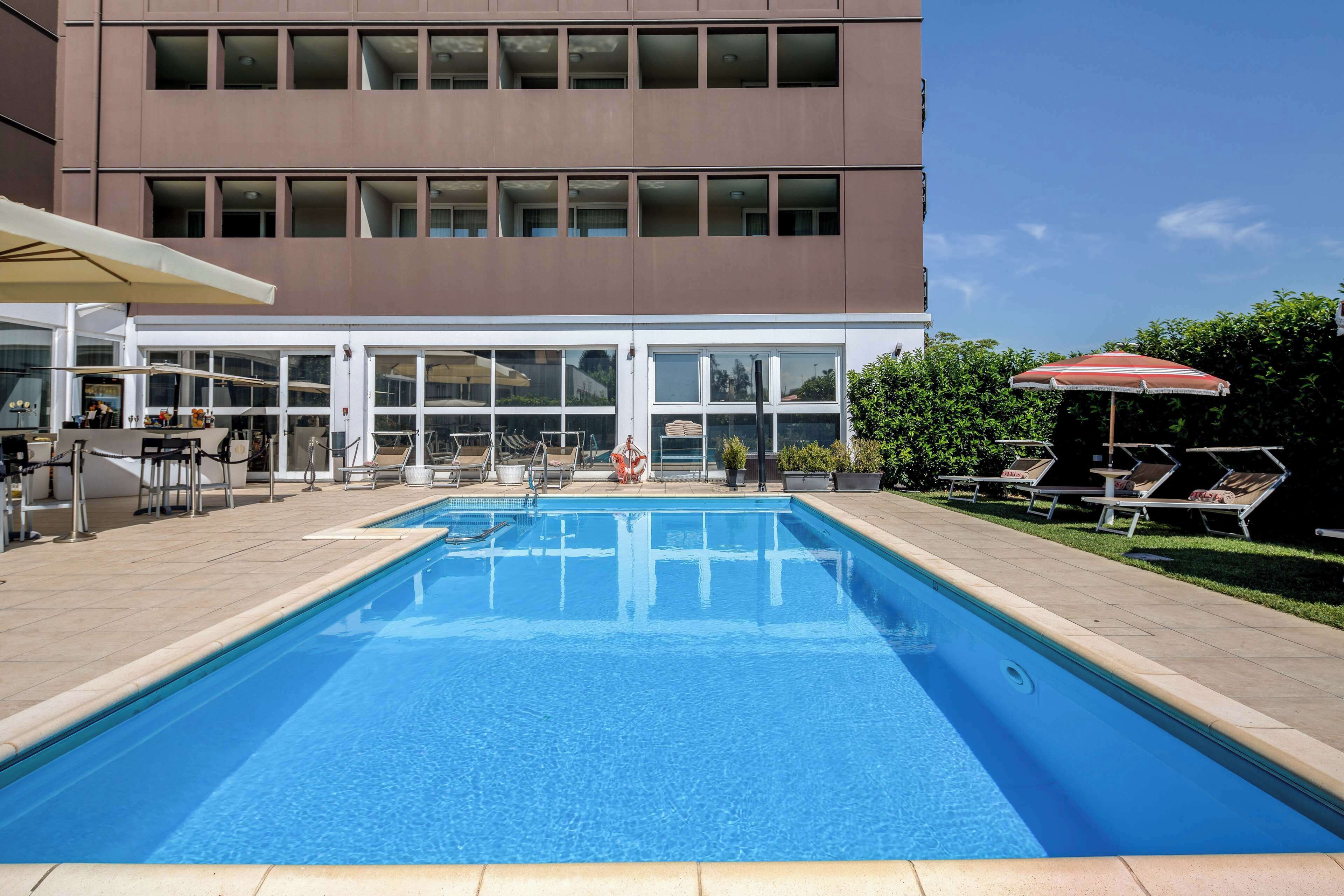 Piscine extérieure, chaises longues