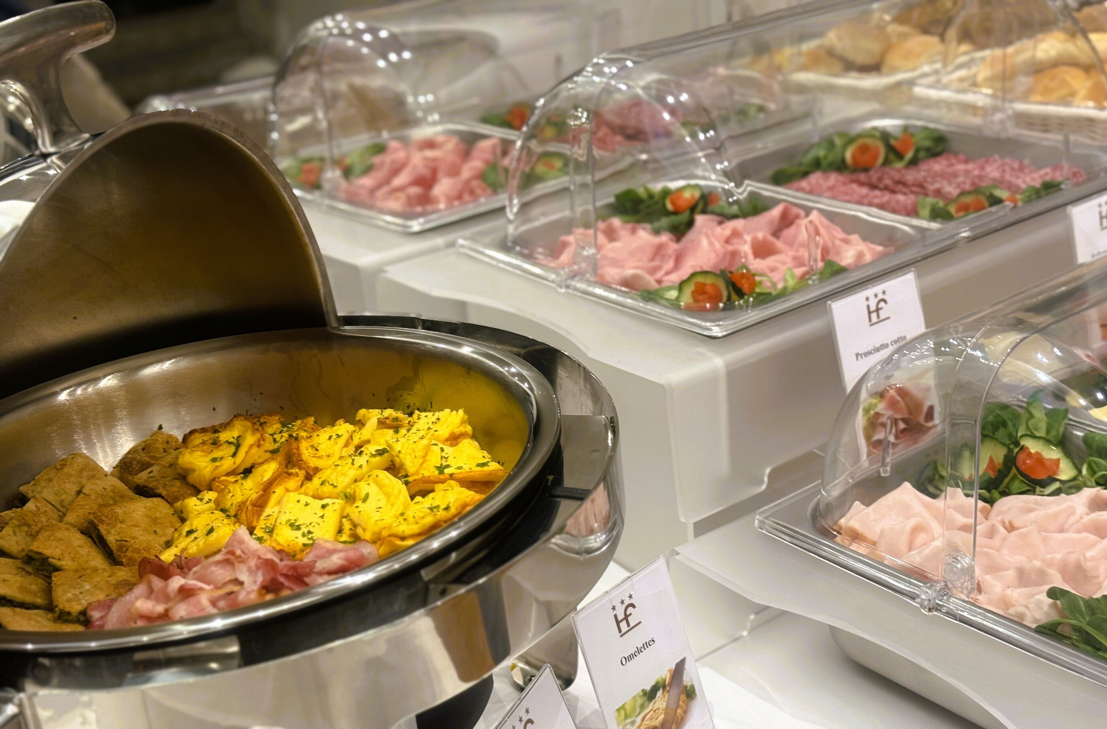 Un bufé con diversas opciones de comida, como tortillas, carnes y ensaladas.