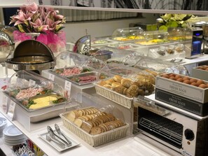 Tägliches großes Frühstück gegen Gebühr