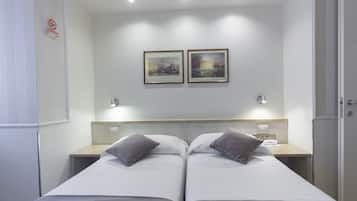 Ropa de cama de alta calidad, cubrecamas y minibar