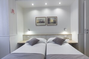 Kamar Double atau Twin Standar | Seprai premium, selimut bulu angsa, minibar, dan brankas