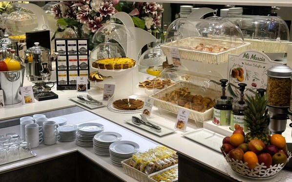 Café da manhã completo todos os dias (EUR 16 por pessoa) 