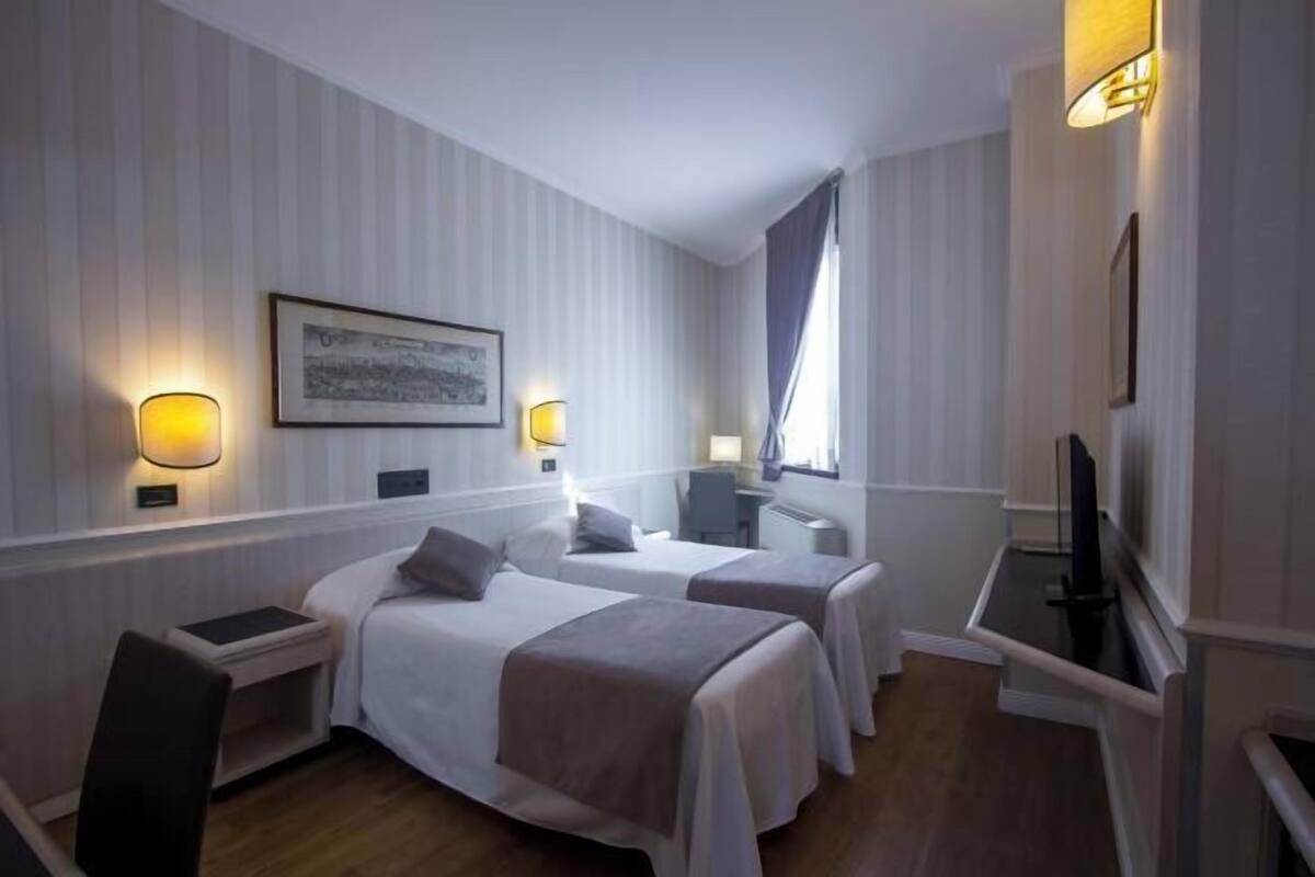 Premium bedding, down comforters, minibar, in-room safe
