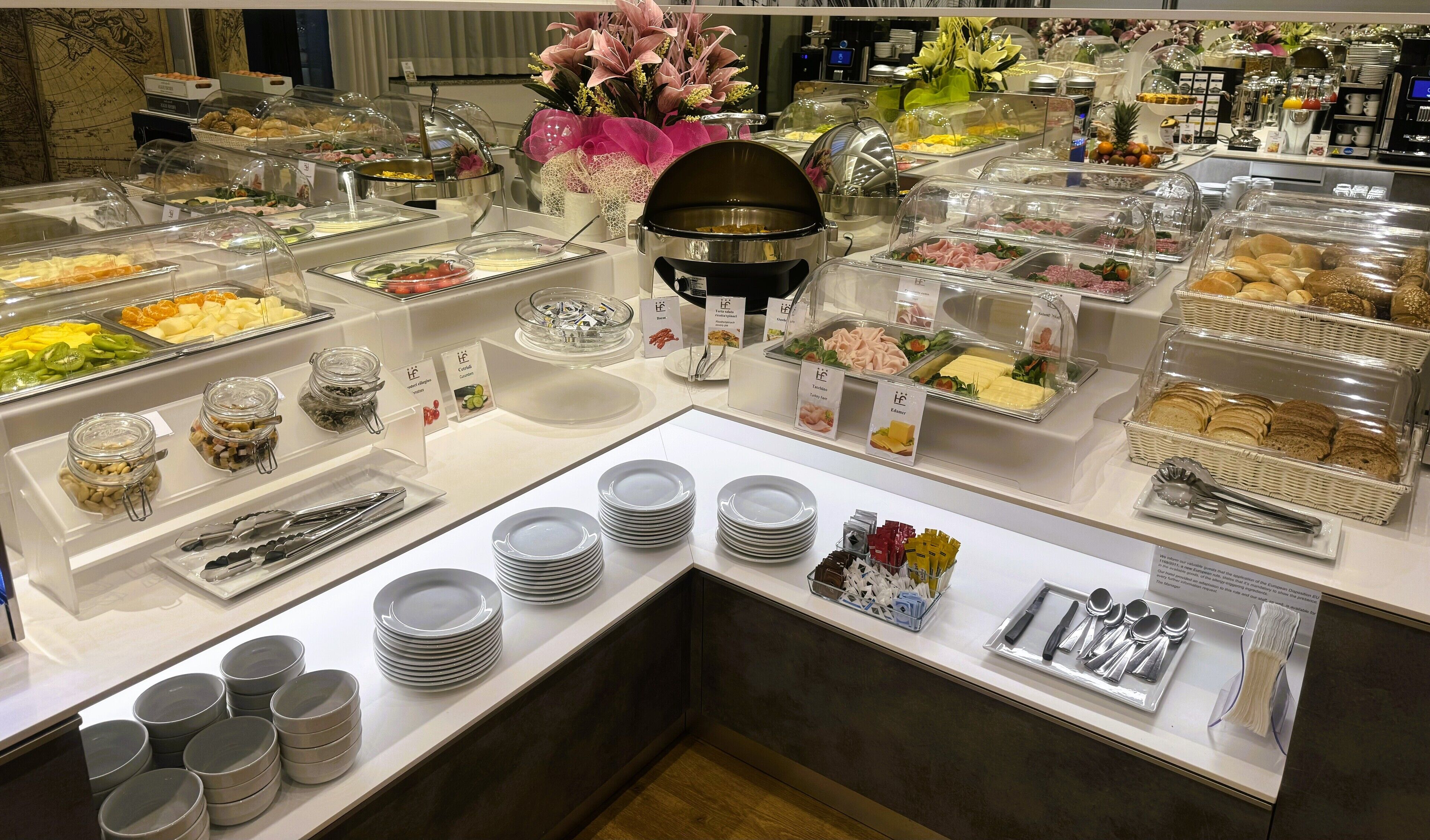 Una mesa de buffet con diferentes alimentos y utensilios.