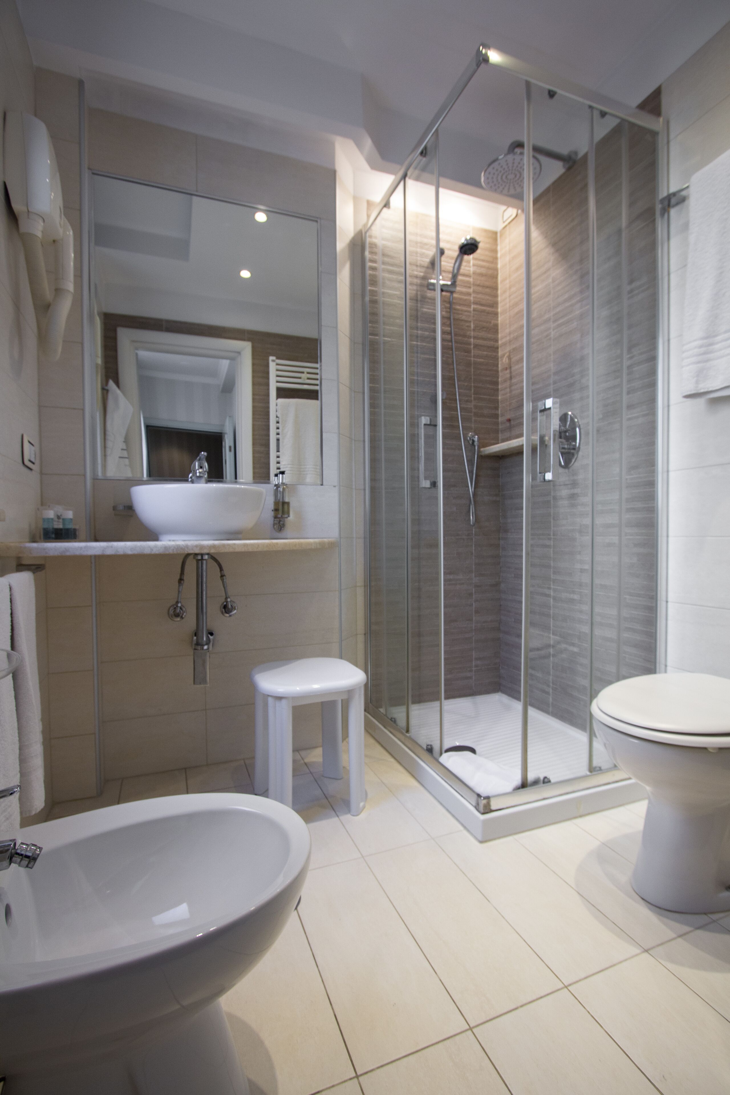 Dusche, kostenlose Toilettenartikel, Haartrockner, Bidet