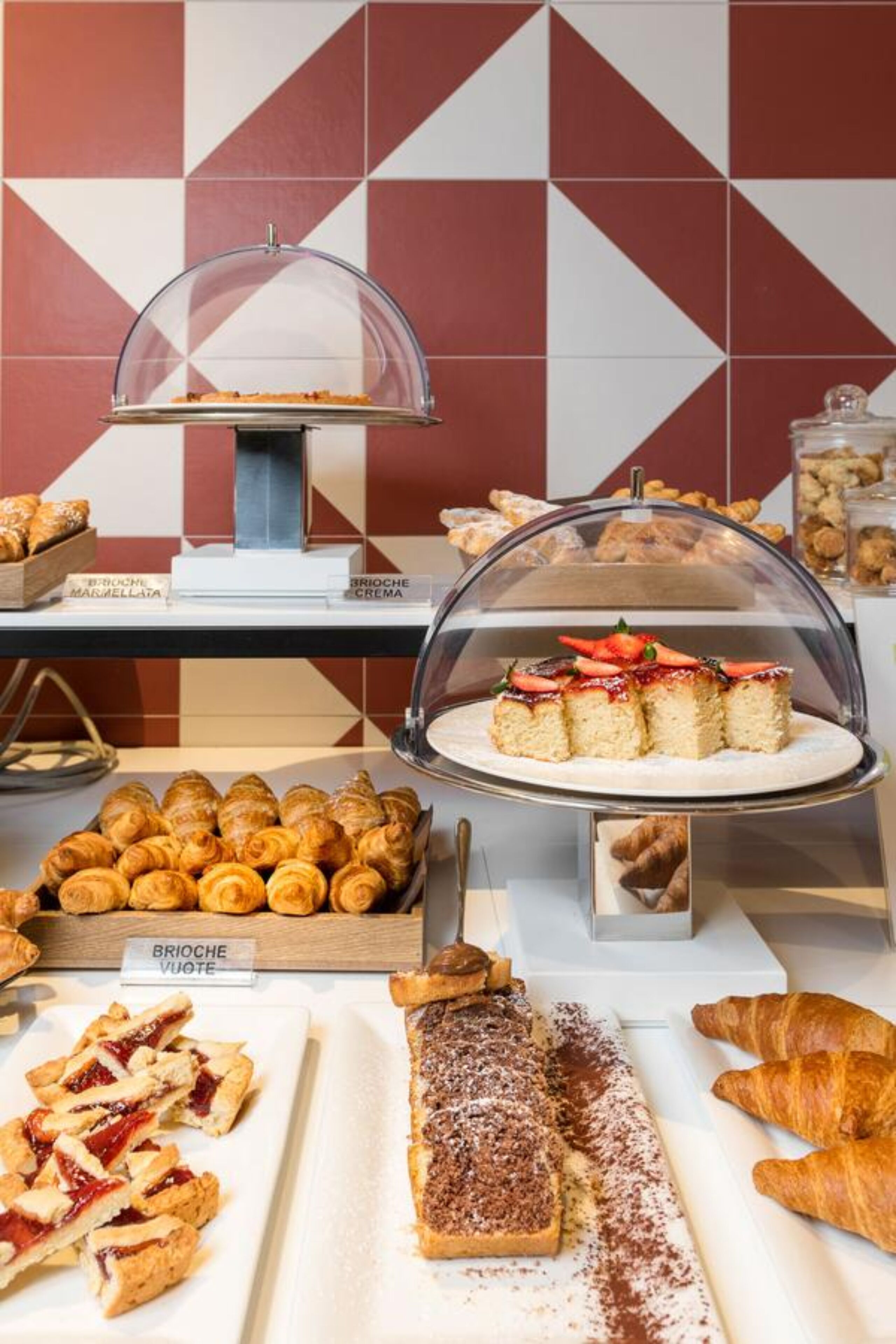 Daily cooked-to-order breakfast (EUR 10 per person)