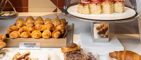 Daily cooked-to-order breakfast (EUR 15 per person)