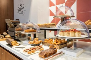 Daily cooked-to-order breakfast (EUR 10 per person)