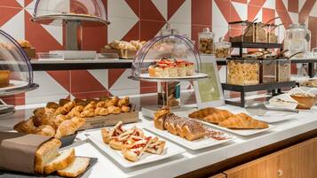 Tägliches nach Wunsch zubereitetes Frühstück (10 EUR pro Person)