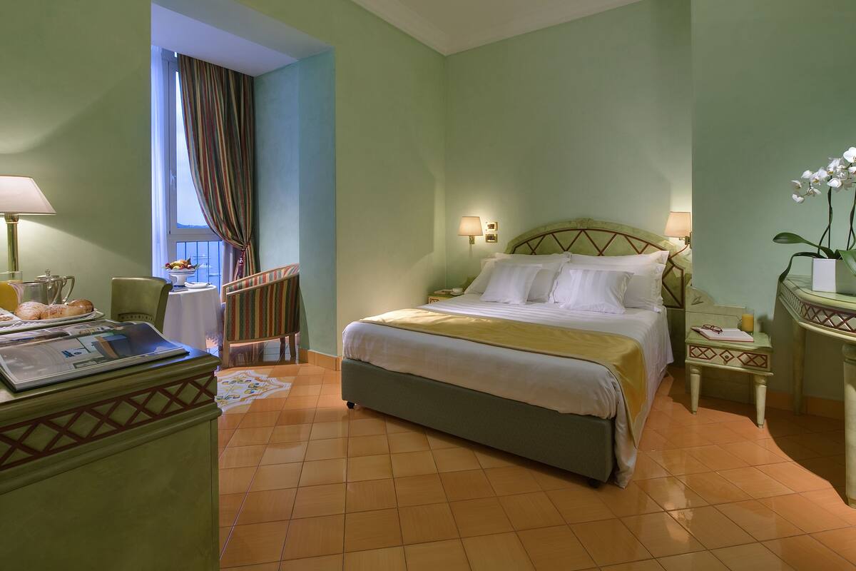 1 bedroom, hypo-allergenic bedding, minibar, in-room safe